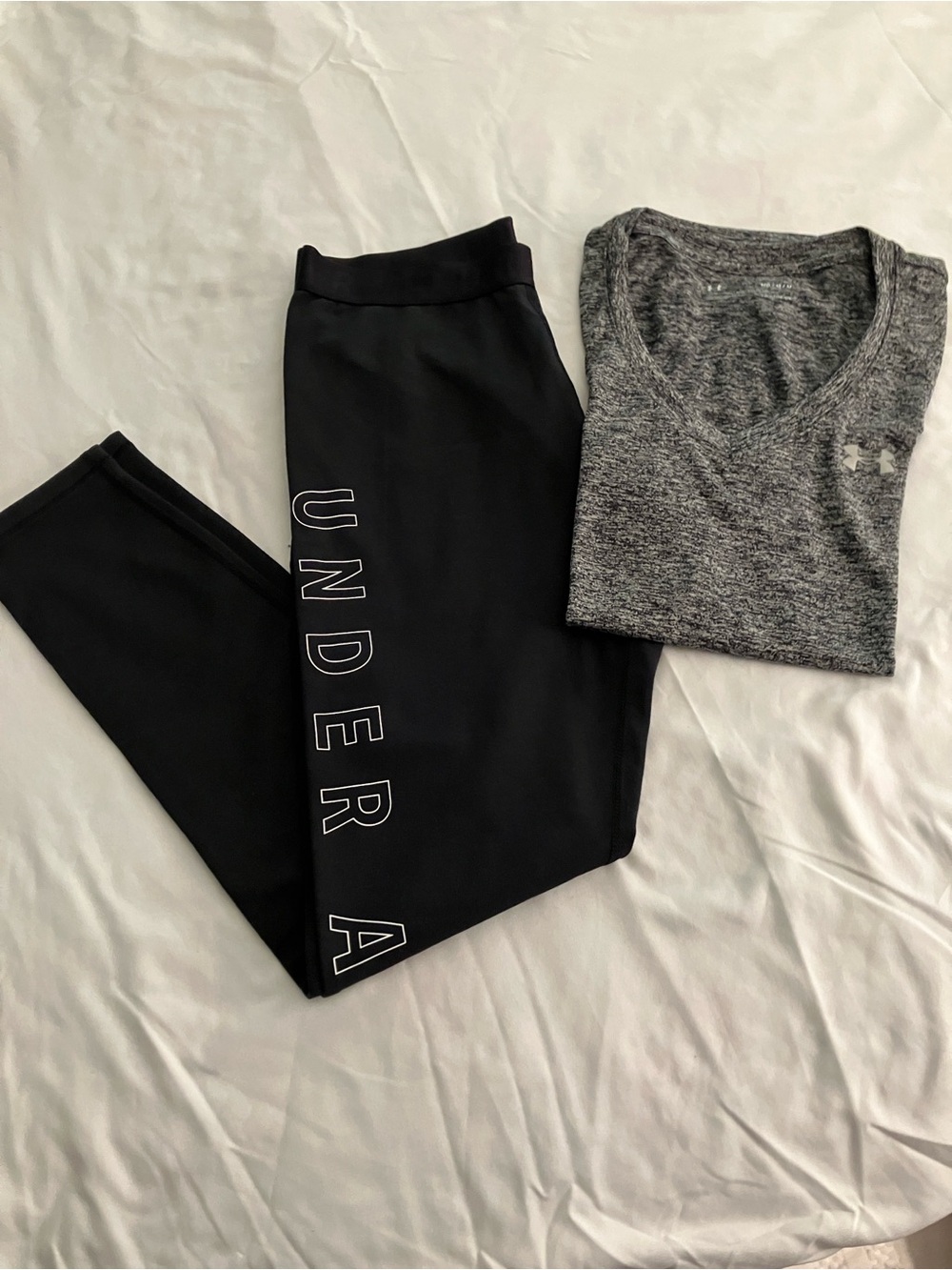 Under Armour Black Women’s Logo Side-Leggings and logo V neck top sz M (NWOT)